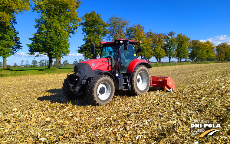 Na zdjęciu ciągnik na polu wykonujący zabieg mulczowania